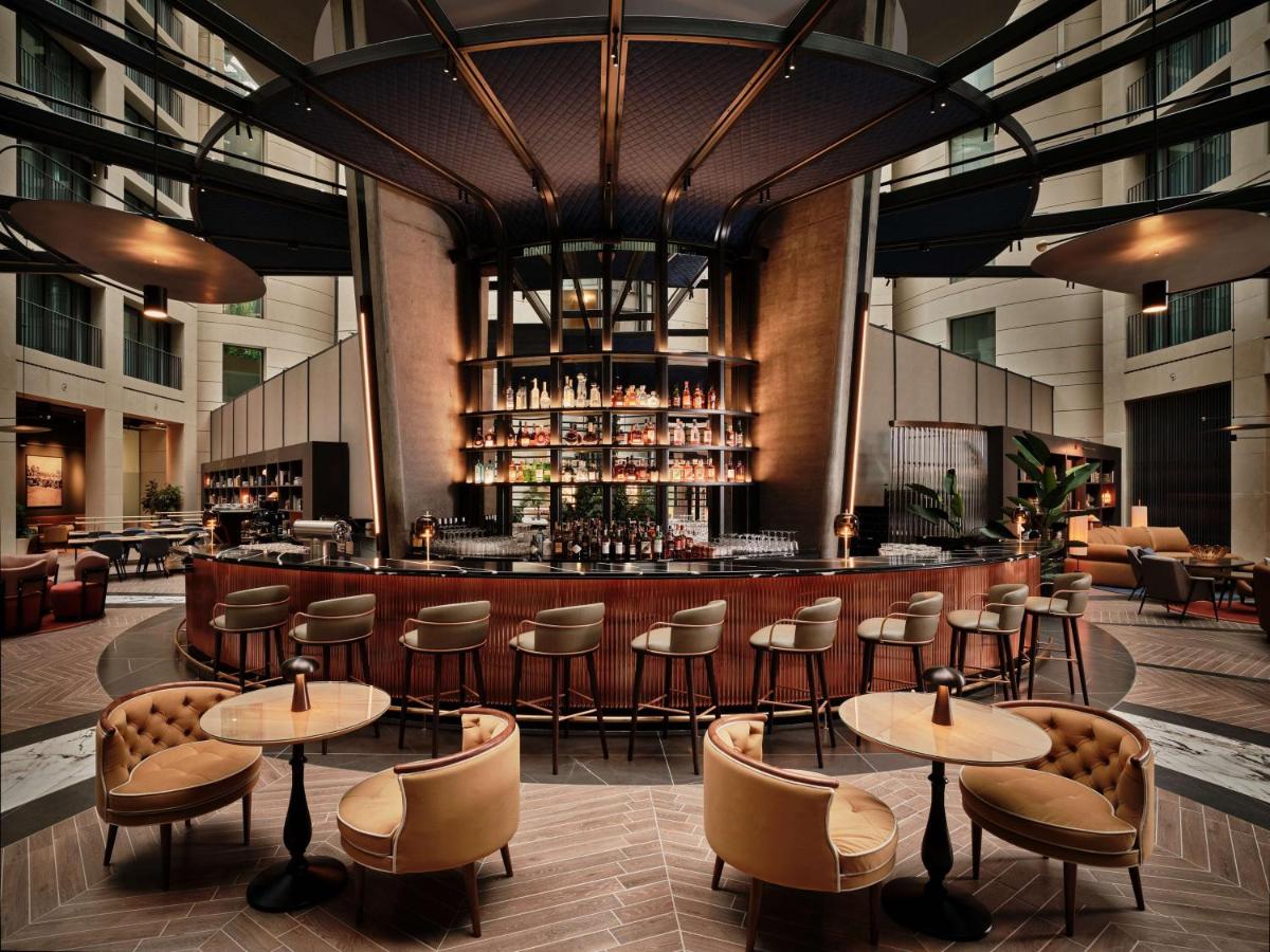 Ein Sitzbereich in der Unterkunft Radisson Collection Hotel, Berlin