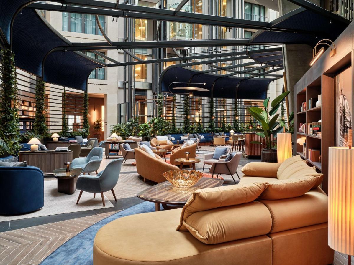 Ein Sitzbereich in der Unterkunft Radisson Collection Hotel, Berlin