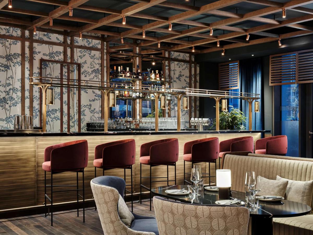 Ein Sitzbereich in der Unterkunft Radisson Collection Hotel, Berlin