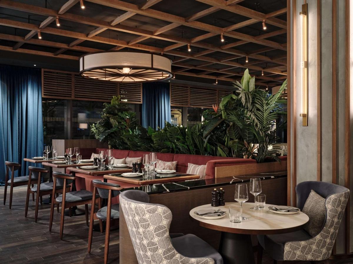 Ein Restaurant oder anderes Speiselokal in der Unterkunft Radisson Collection Hotel, Berlin