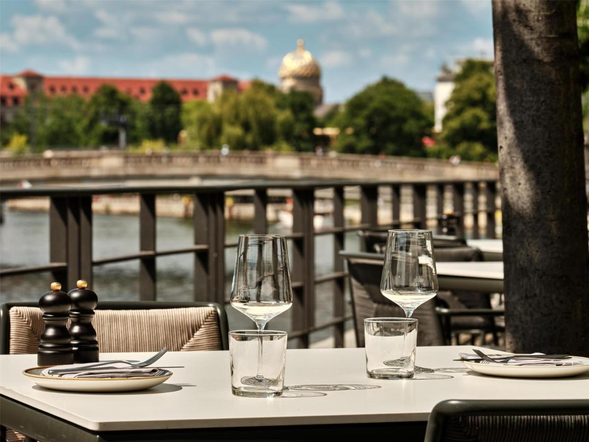 Blick auf einen Fluss in der Nähe des Hotels