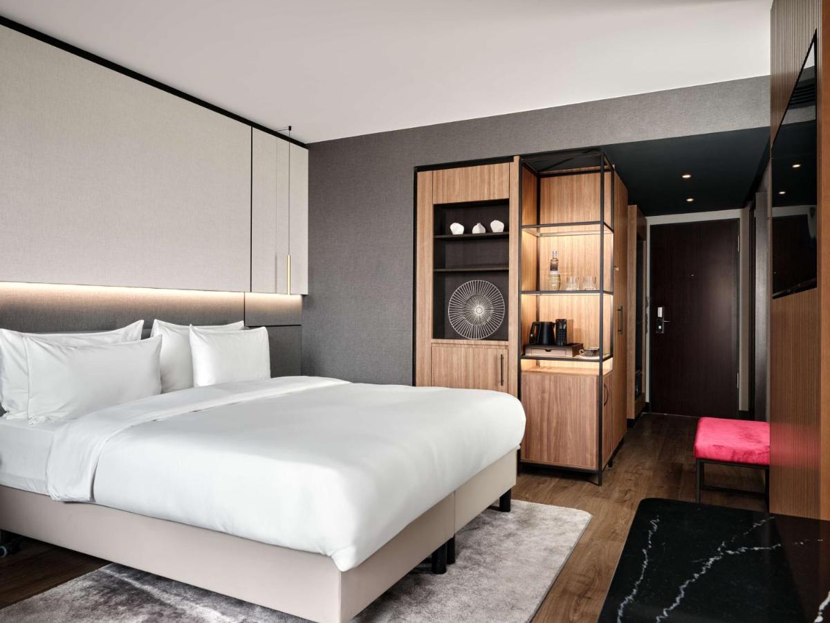 Ein Bett oder Betten in einem Zimmer der Unterkunft Radisson Collection Hotel, Berlin