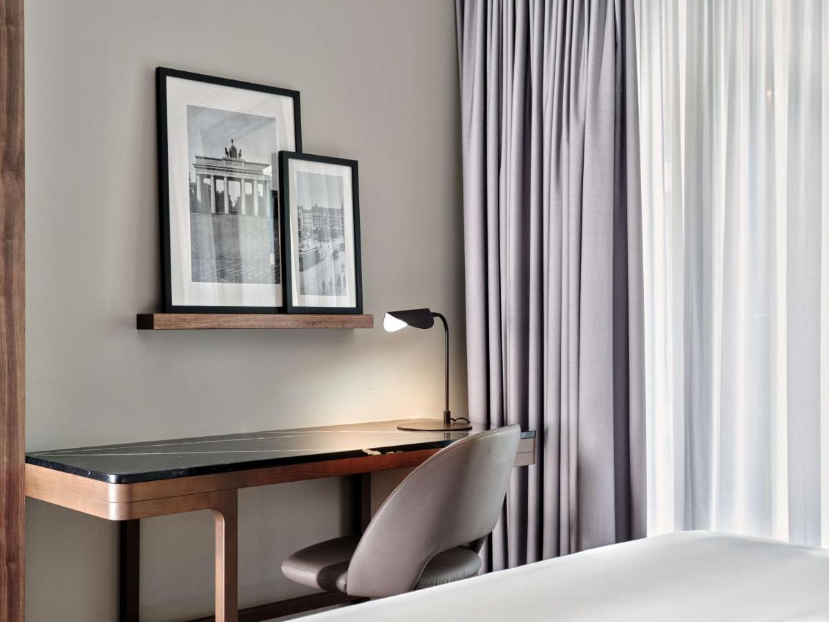 Ein Bett oder Betten in einem Zimmer der Unterkunft Radisson Collection Hotel, Berlin