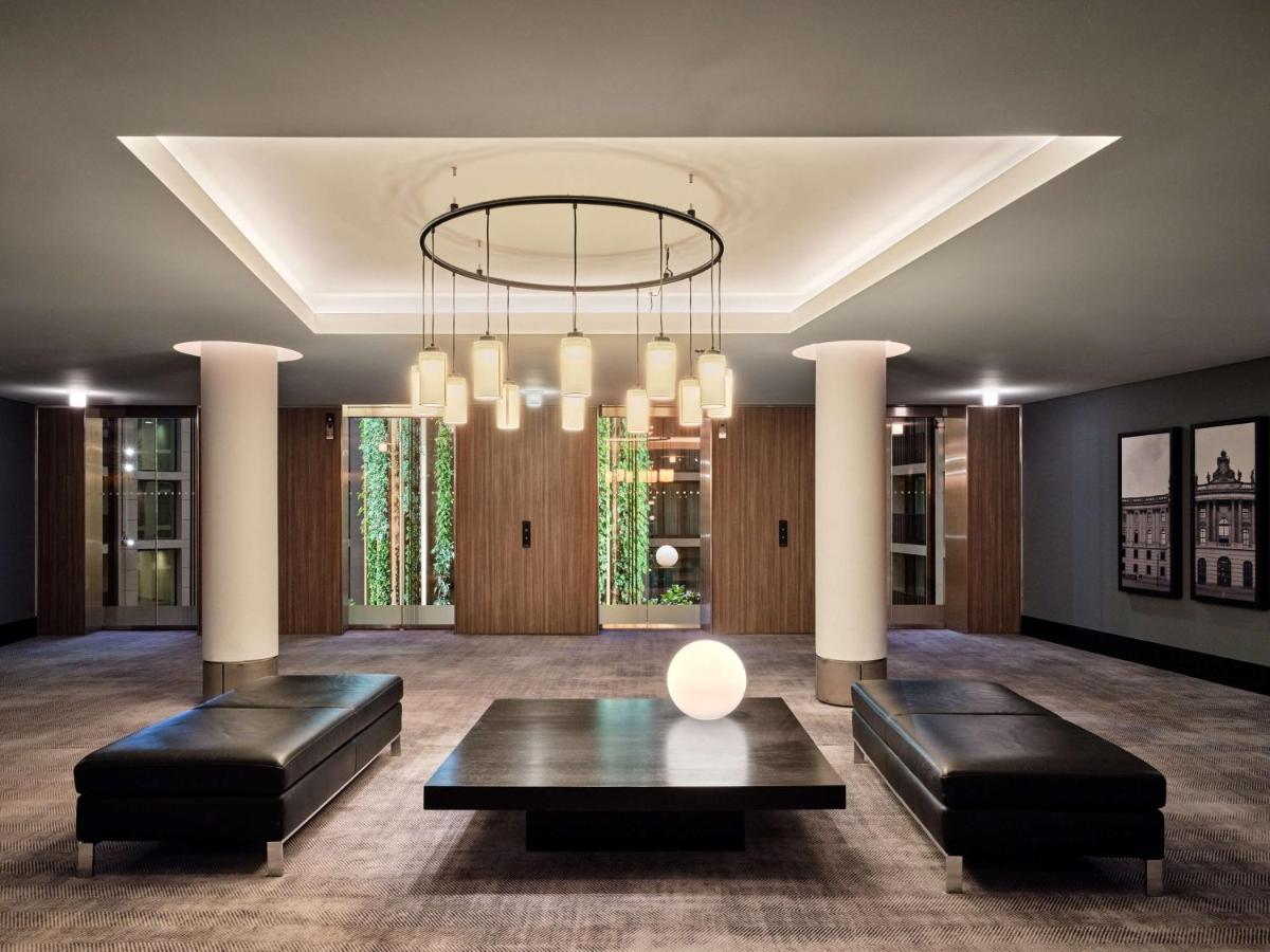 Ein Sitzbereich in der Unterkunft Radisson Collection Hotel, Berlin