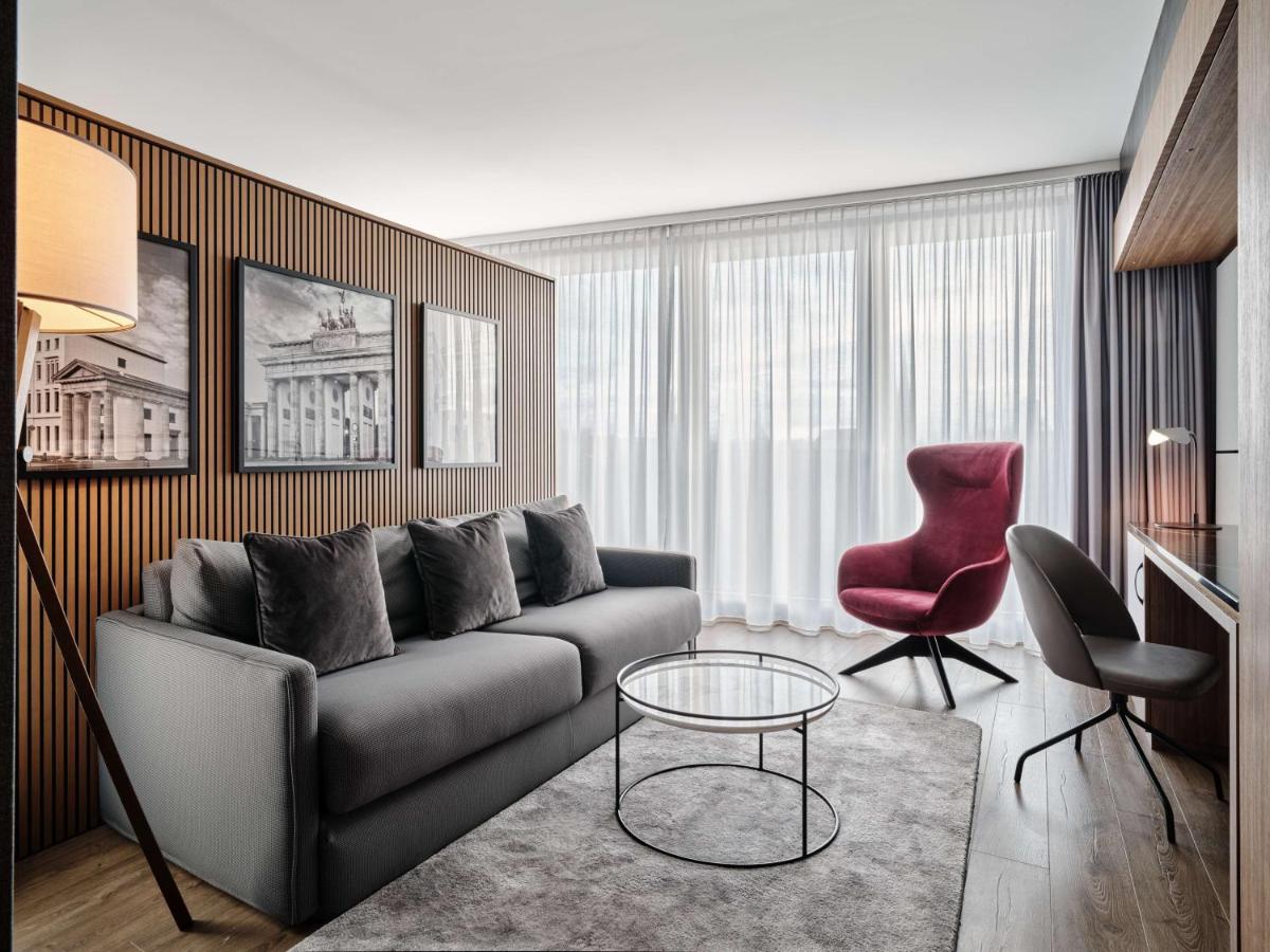 Ein Sitzbereich in der Unterkunft Radisson Collection Hotel, Berlin