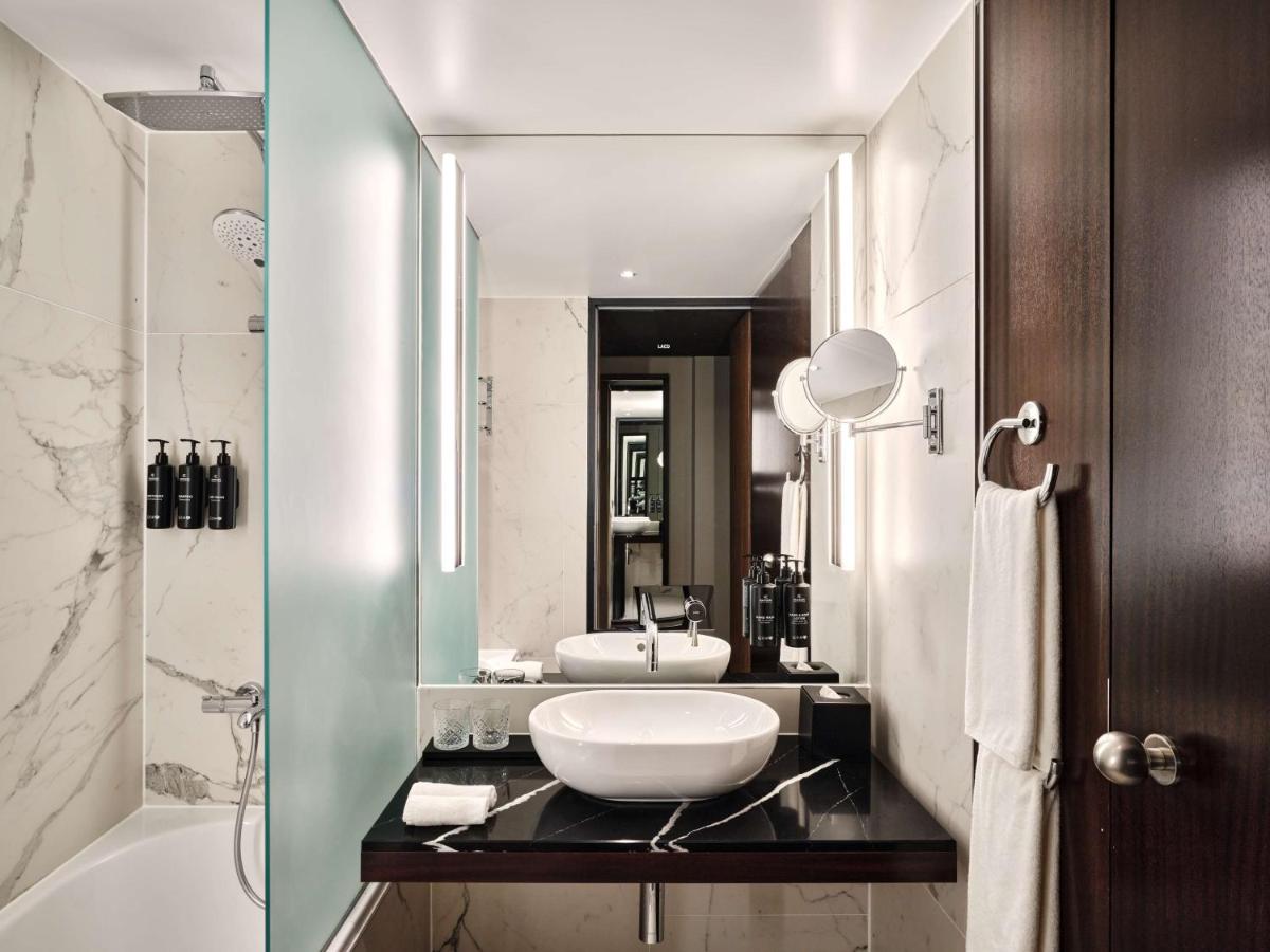 Ein Badezimmer in der Unterkunft Radisson Collection Hotel, Berlin