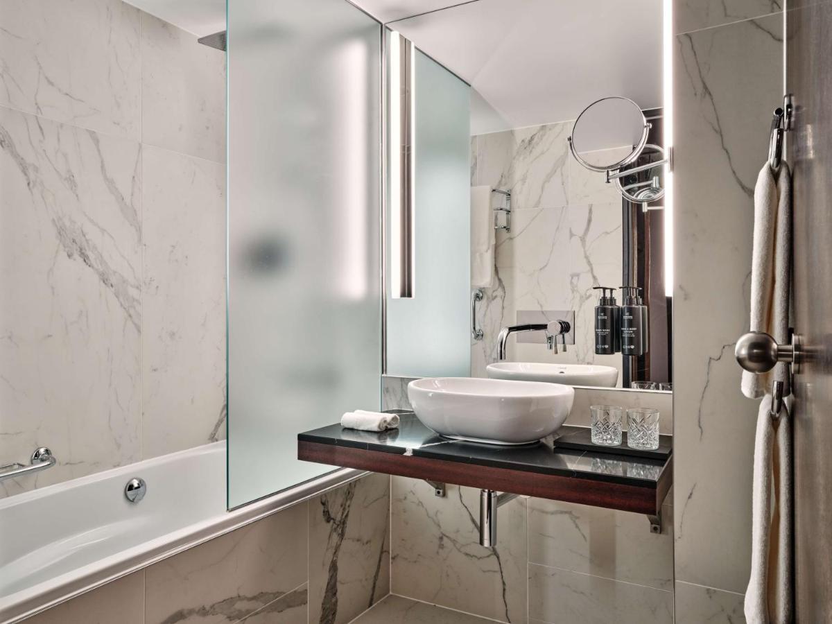 Ein Badezimmer in der Unterkunft Radisson Collection Hotel, Berlin