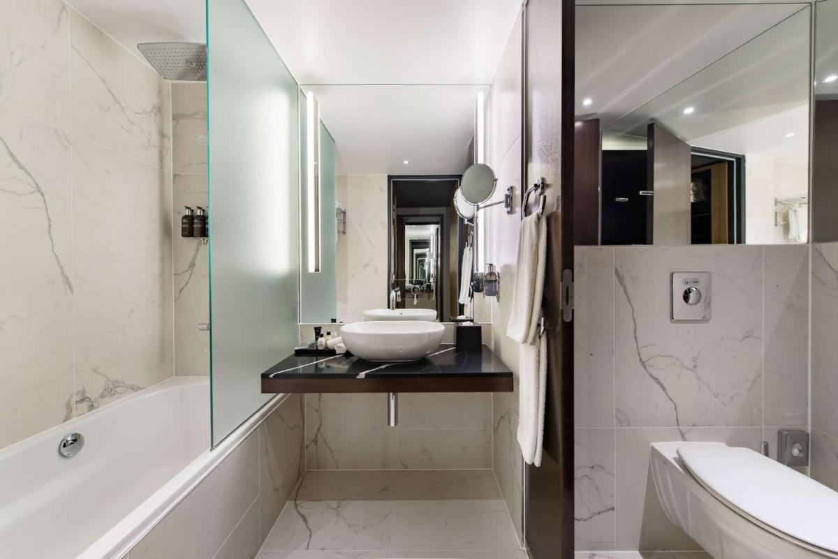 Ein Badezimmer in der Unterkunft Radisson Collection Hotel, Berlin