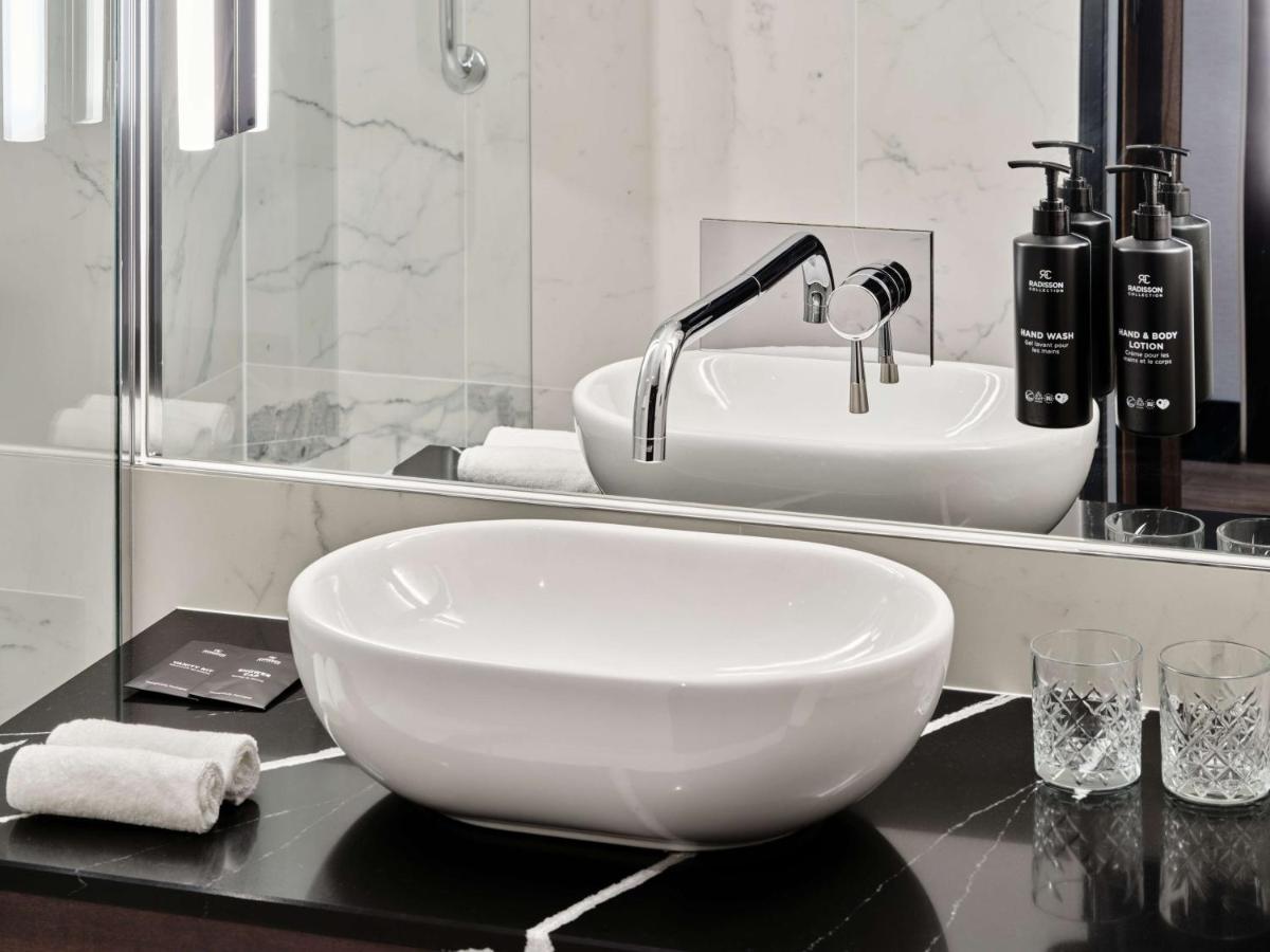 Ein Badezimmer in der Unterkunft Radisson Collection Hotel, Berlin