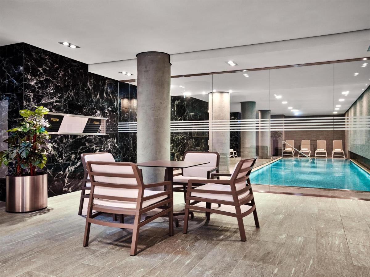 Der Swimmingpool an oder in der Nähe von Radisson Collection Hotel, Berlin