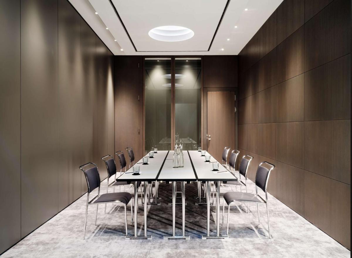 Der Geschäftsbereich oder Konferenzraum in der Unterkunft Radisson Collection Hotel, Berlin