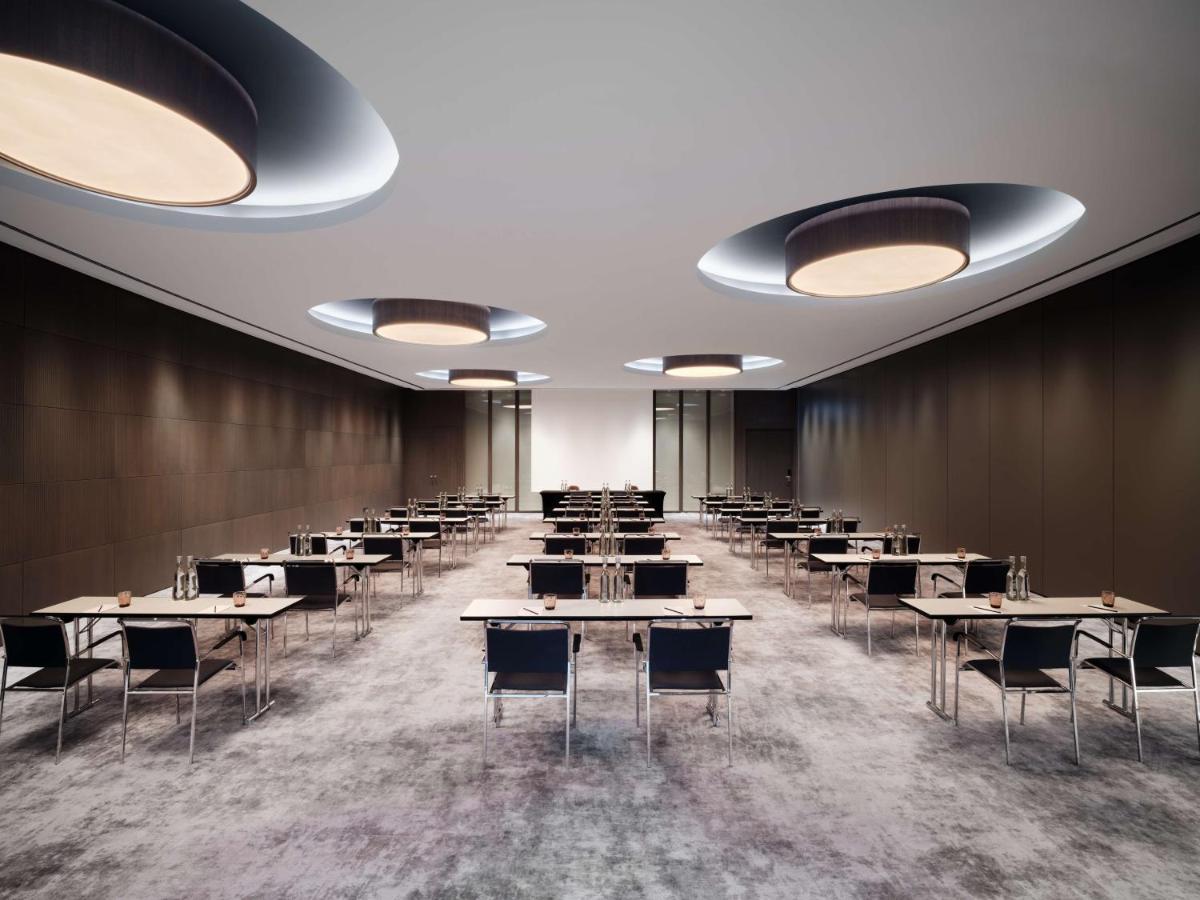 Der Geschäftsbereich oder Konferenzraum in der Unterkunft Radisson Collection Hotel, Berlin