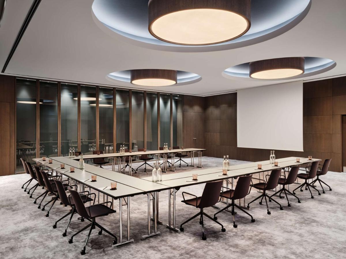 Der Geschäftsbereich oder Konferenzraum in der Unterkunft Radisson Collection Hotel, Berlin