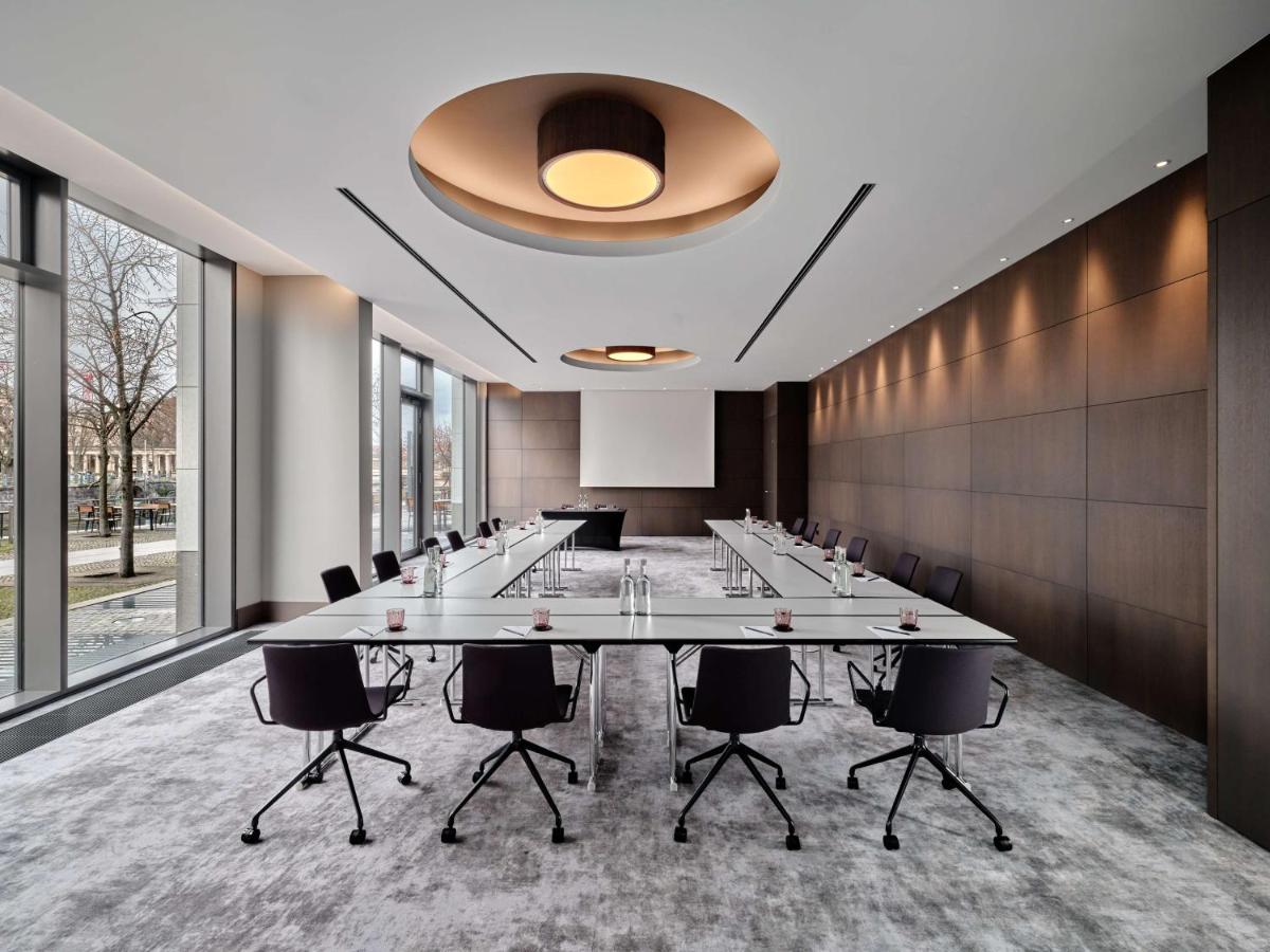 Der Geschäftsbereich oder Konferenzraum in der Unterkunft Radisson Collection Hotel, Berlin