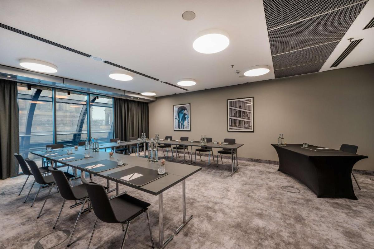 Der Geschäftsbereich oder Konferenzraum in der Unterkunft Radisson Collection Hotel, Berlin