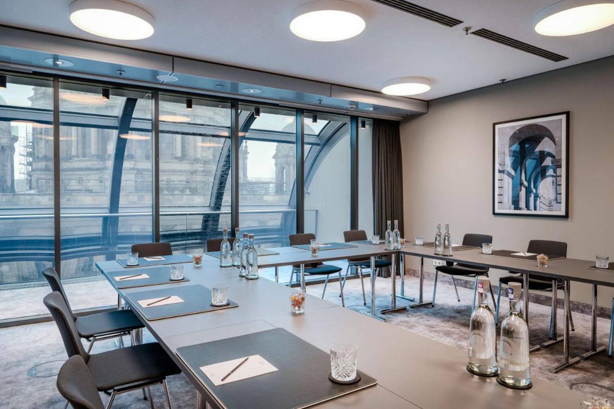 Der Geschäftsbereich oder Konferenzraum in der Unterkunft Radisson Collection Hotel, Berlin