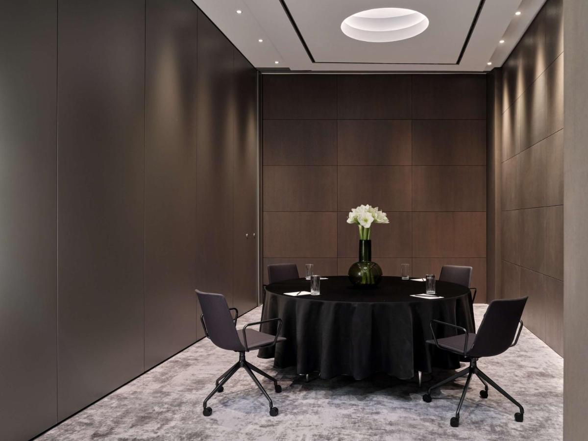Der Geschäftsbereich oder Konferenzraum in der Unterkunft Radisson Collection Hotel, Berlin