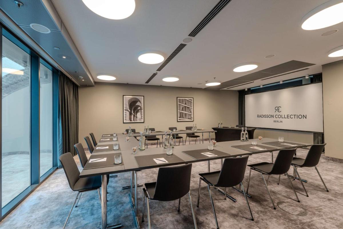 Der Geschäftsbereich oder Konferenzraum in der Unterkunft Radisson Collection Hotel, Berlin