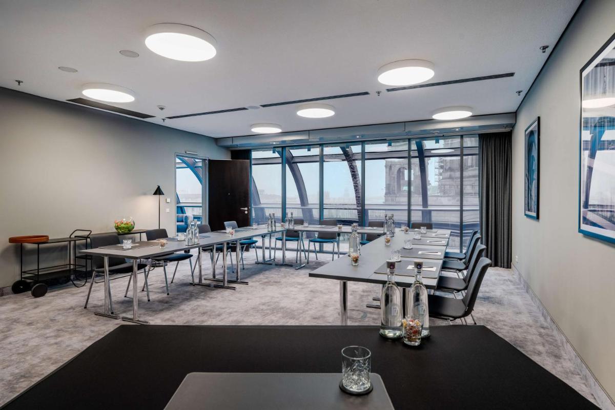 Der Geschäftsbereich oder Konferenzraum in der Unterkunft Radisson Collection Hotel, Berlin