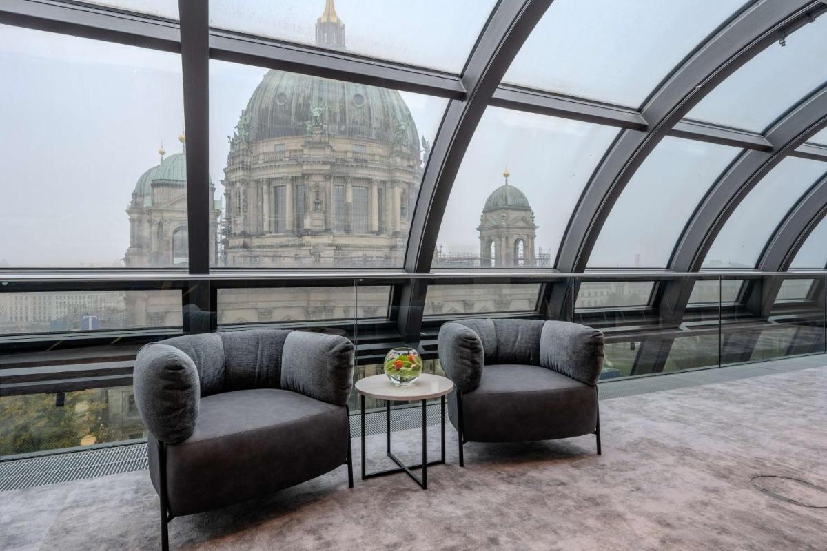 Ein Sitzbereich in der Unterkunft Radisson Collection Hotel, Berlin