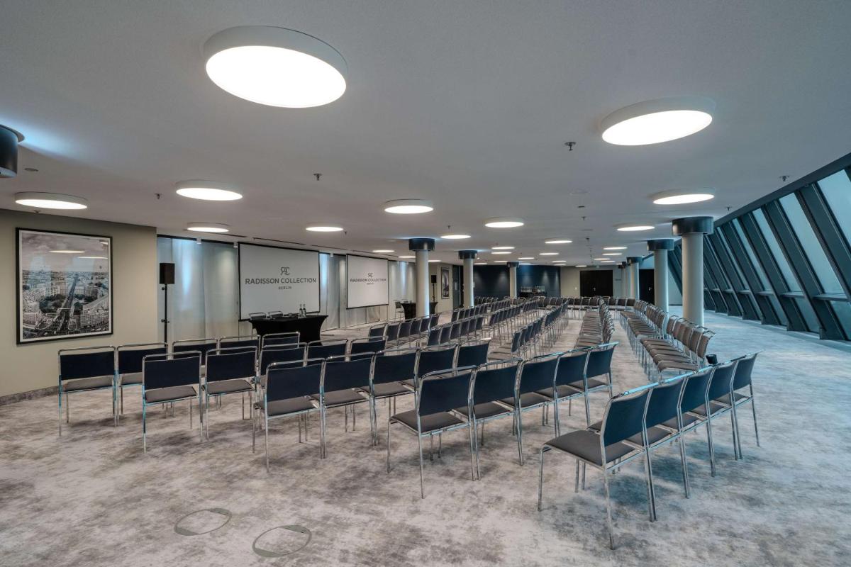 Der Geschäftsbereich oder Konferenzraum in der Unterkunft Radisson Collection Hotel, Berlin
