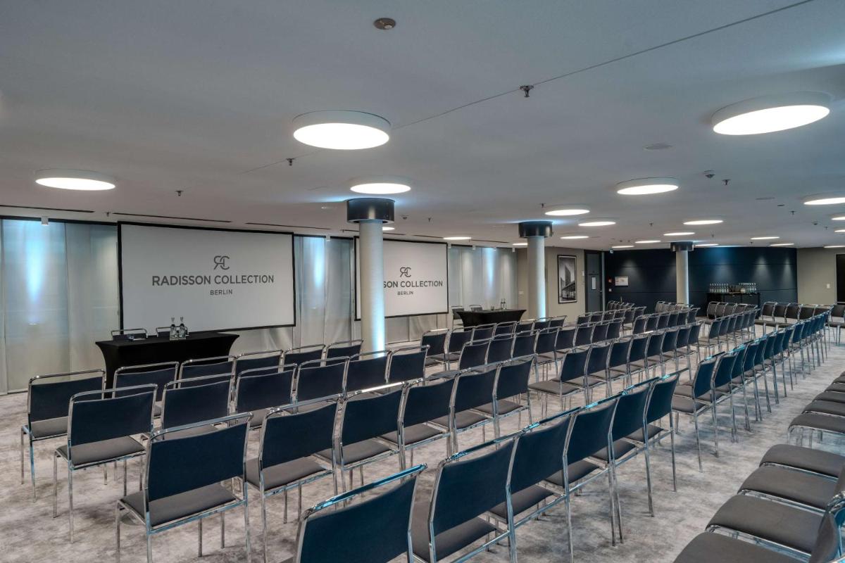 Der Geschäftsbereich oder Konferenzraum in der Unterkunft Radisson Collection Hotel, Berlin