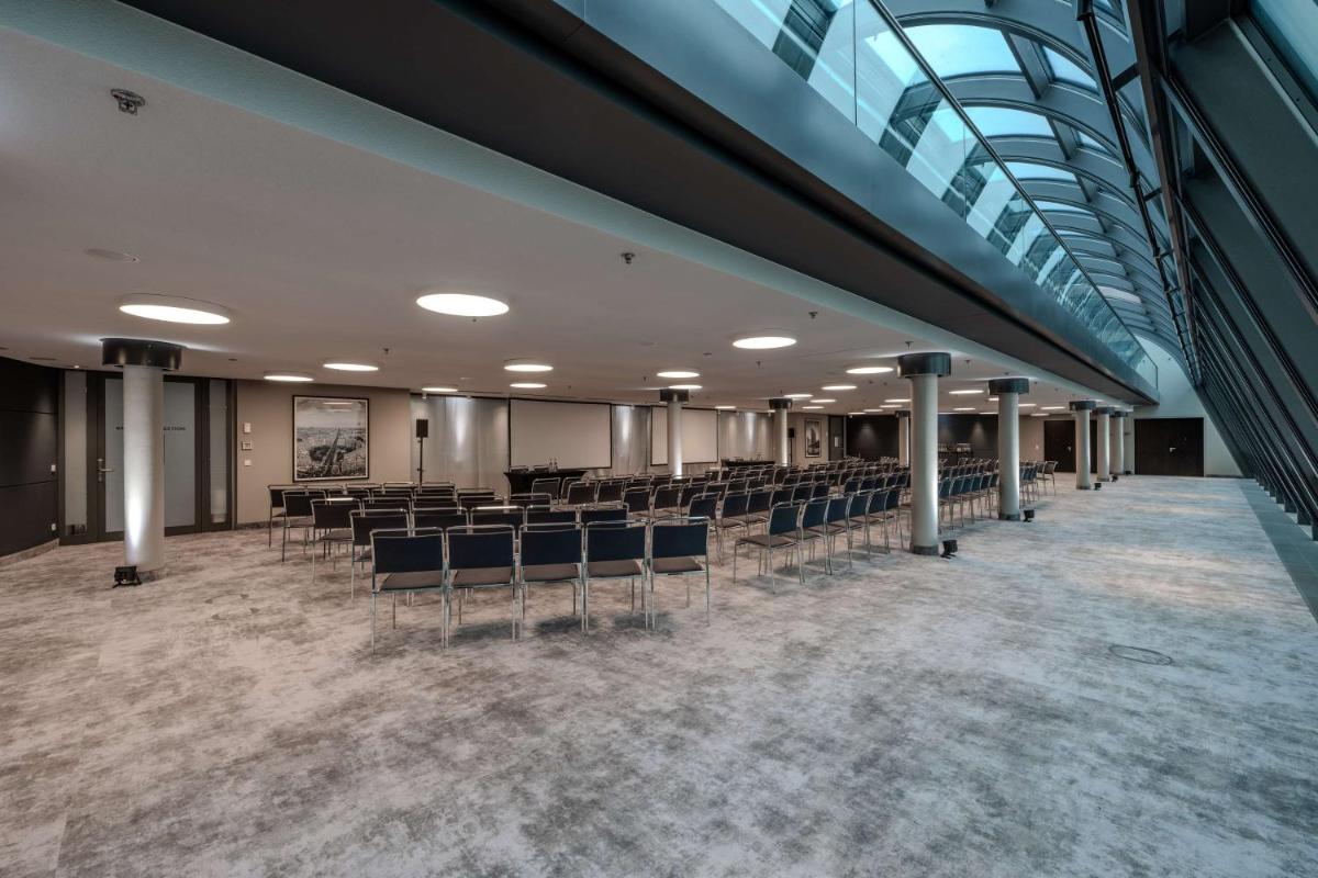 Der Geschäftsbereich oder Konferenzraum in der Unterkunft Radisson Collection Hotel, Berlin