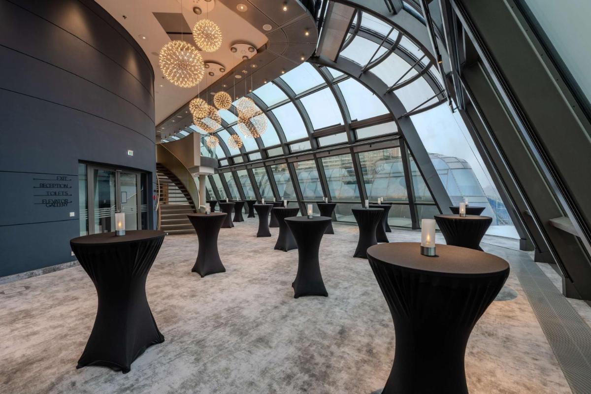 Ein Restaurant oder anderes Speiselokal in der Unterkunft Radisson Collection Hotel, Berlin