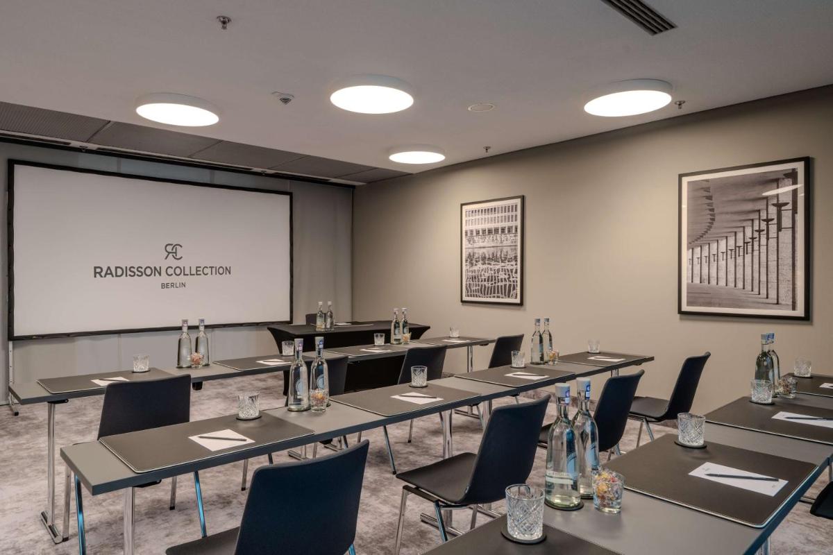 Der Geschäftsbereich oder Konferenzraum in der Unterkunft Radisson Collection Hotel, Berlin