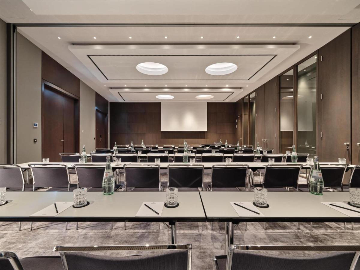 Der Geschäftsbereich oder Konferenzraum in der Unterkunft Radisson Collection Hotel, Berlin