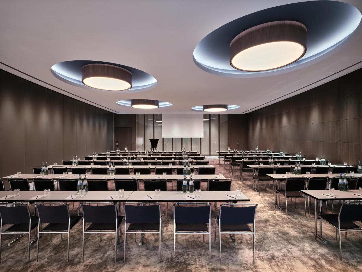 Der Geschäftsbereich oder Konferenzraum in der Unterkunft Radisson Collection Hotel, Berlin