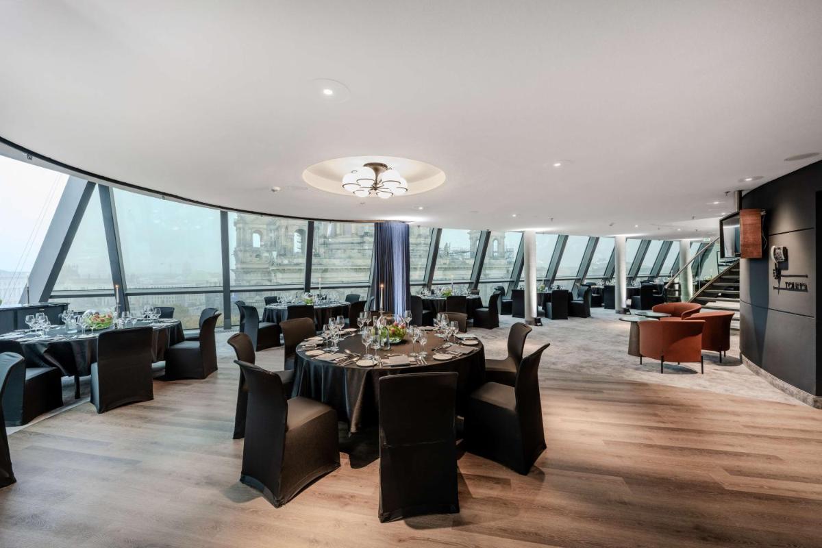 Ein Sitzbereich in der Unterkunft Radisson Collection Hotel, Berlin