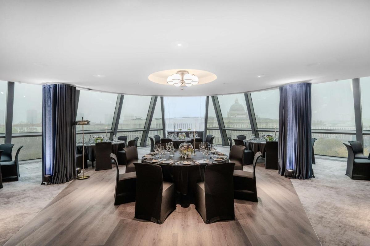 Ein Sitzbereich in der Unterkunft Radisson Collection Hotel, Berlin