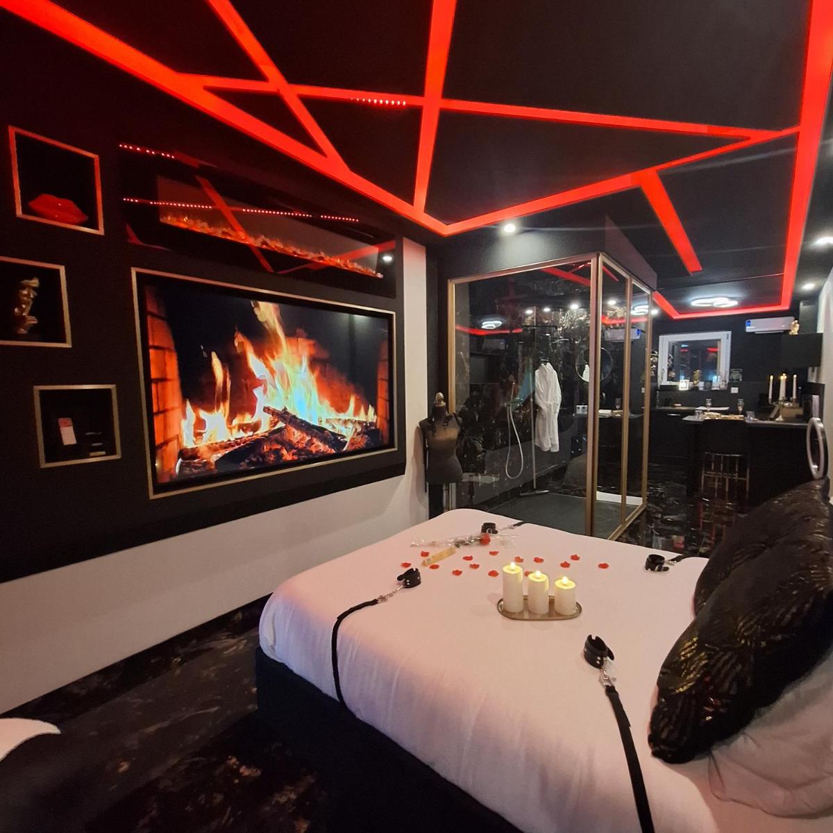love room mes petits secrets miniac morvan avec jacuzzi privatif - Housity