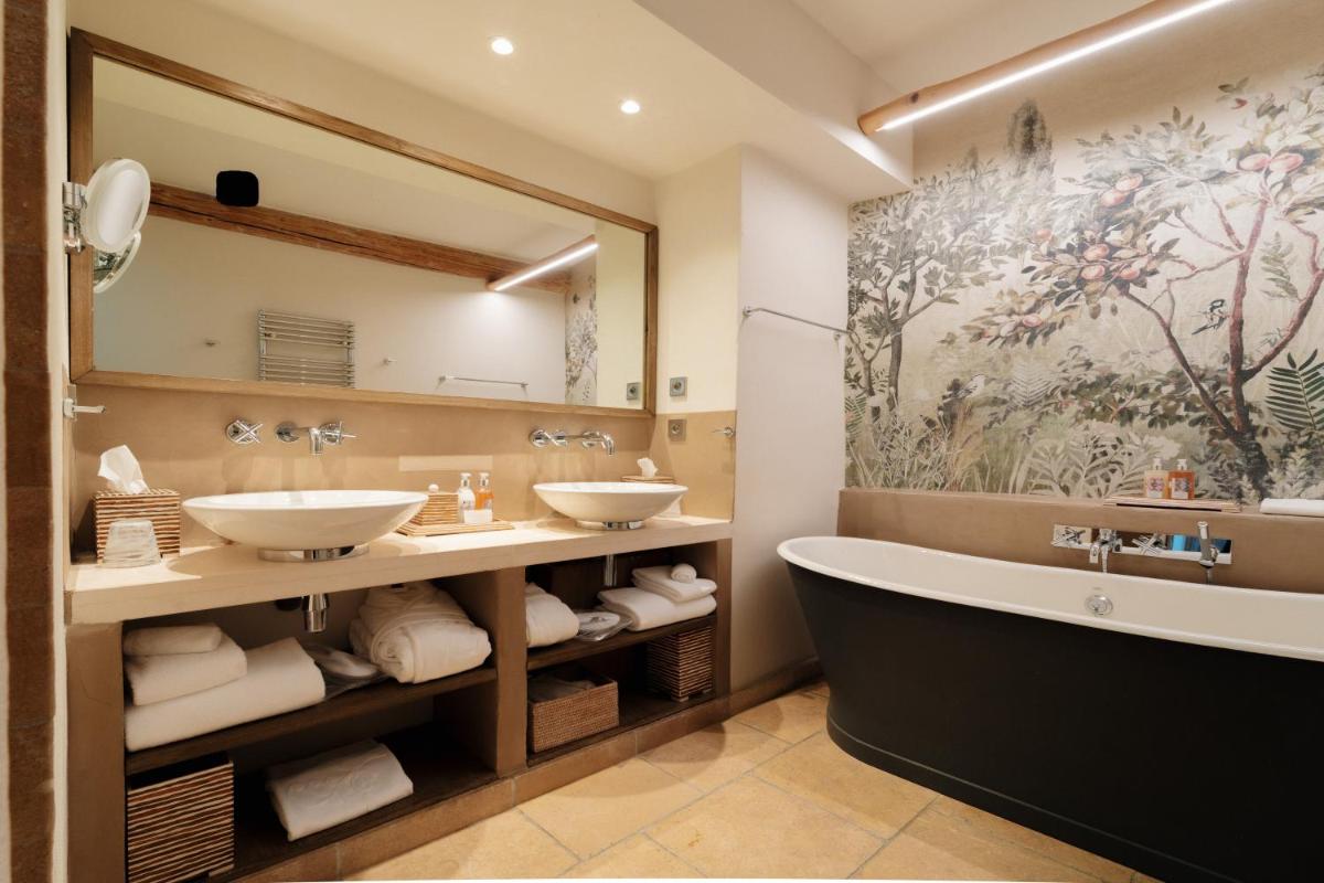 Salle de bains dans l'établissement Coquillade Provence - Relais & Châteaux