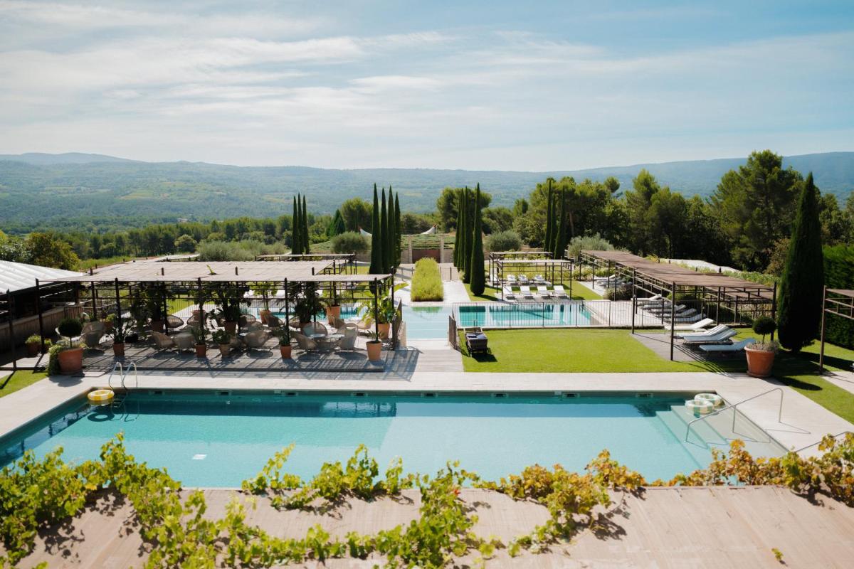une vue sur la piscine d'un complexe hôtelier dans l'établissement Coquillade Provence - Relais & Châteaux, à Gargas