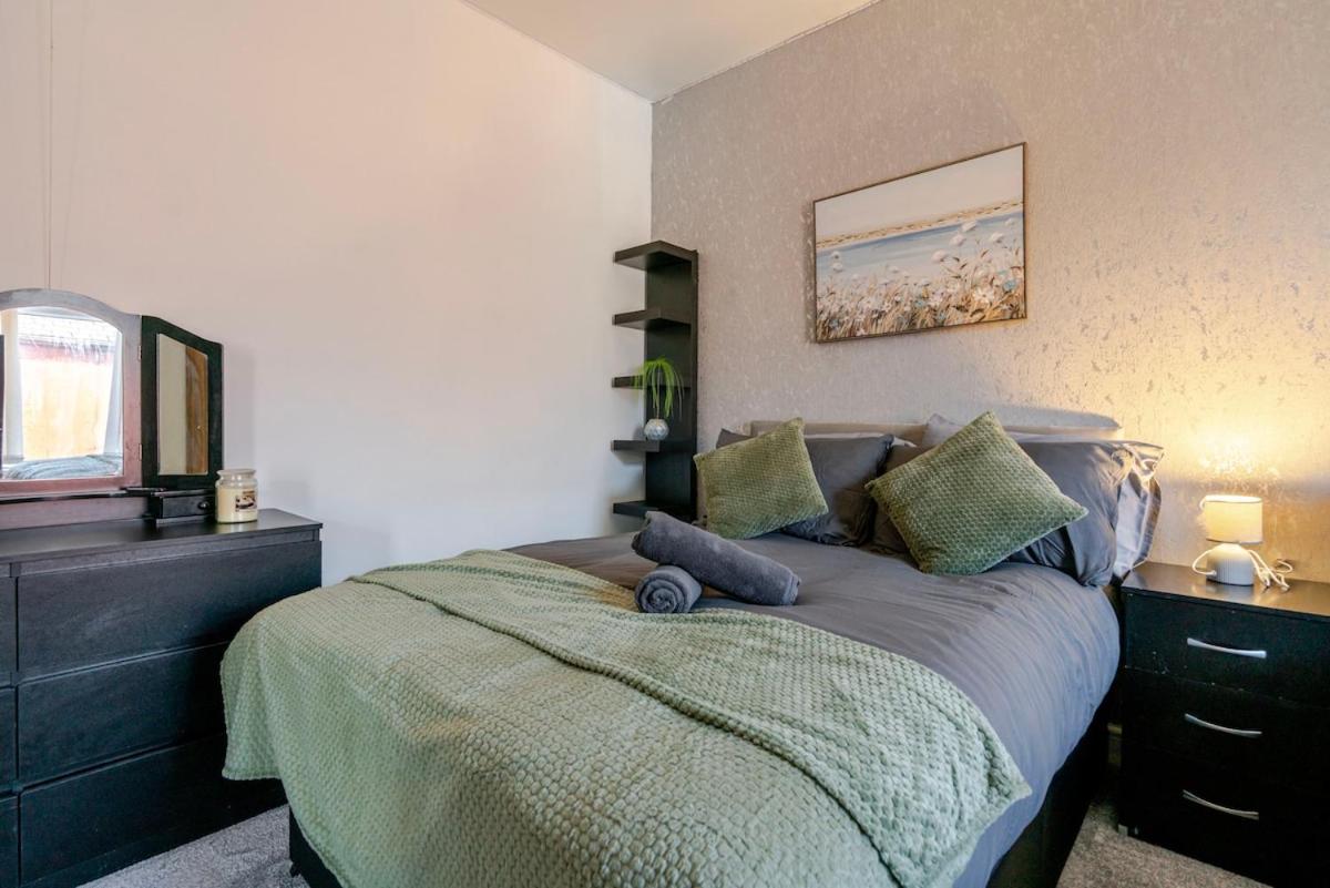 Westfield House, 2BR Sleeps 6, Oldham - Housity