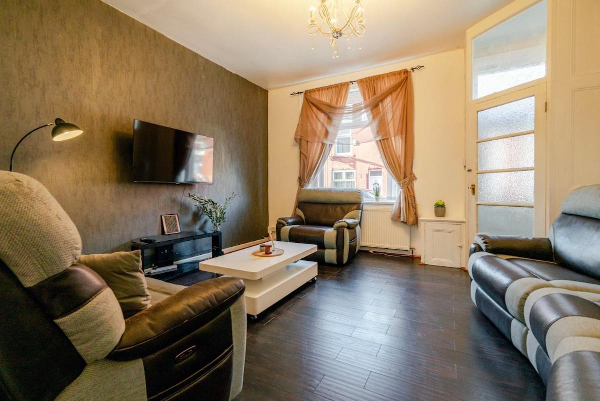 Westfield House, 2BR Sleeps 6, Oldham - Housity