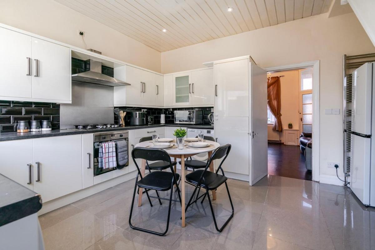 Westfield House, 2BR Sleeps 6, Oldham - Housity