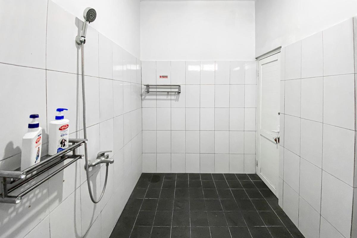 RedDoorz Sena Home near Stasiun Kroya Cilacap - Housity