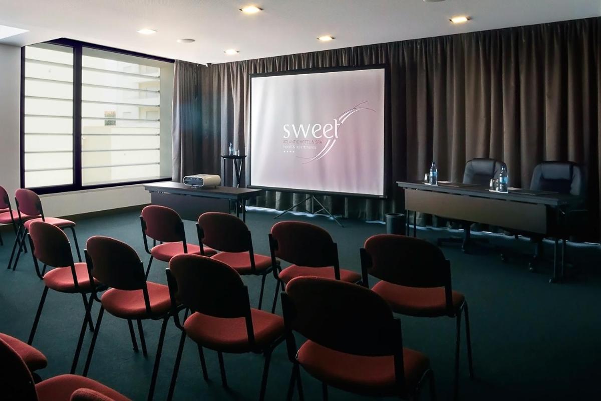 A área empresarial e/ ou a sala de conferências de Sweet Atlantic Hotel & Spa