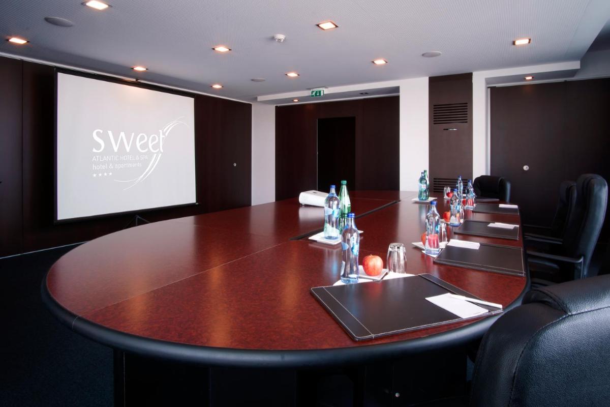 A área empresarial e/ ou a sala de conferências de Sweet Atlantic Hotel & Spa