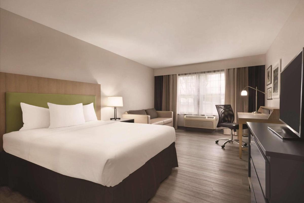 Country Inn & Suites by Radisson, Waterloo, IA - Housity
