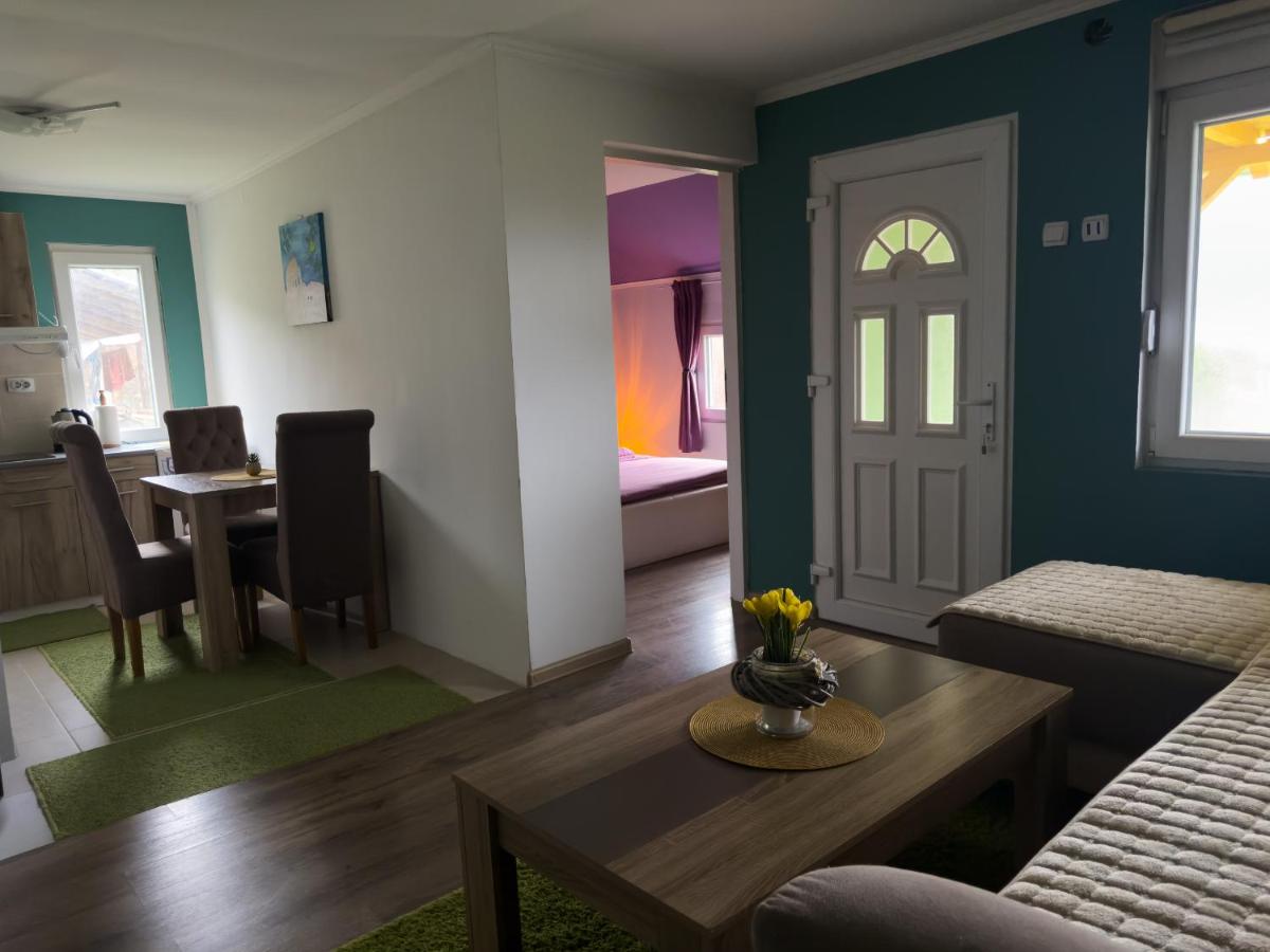 Vila Jotic, Zavojsko jezero - Housity