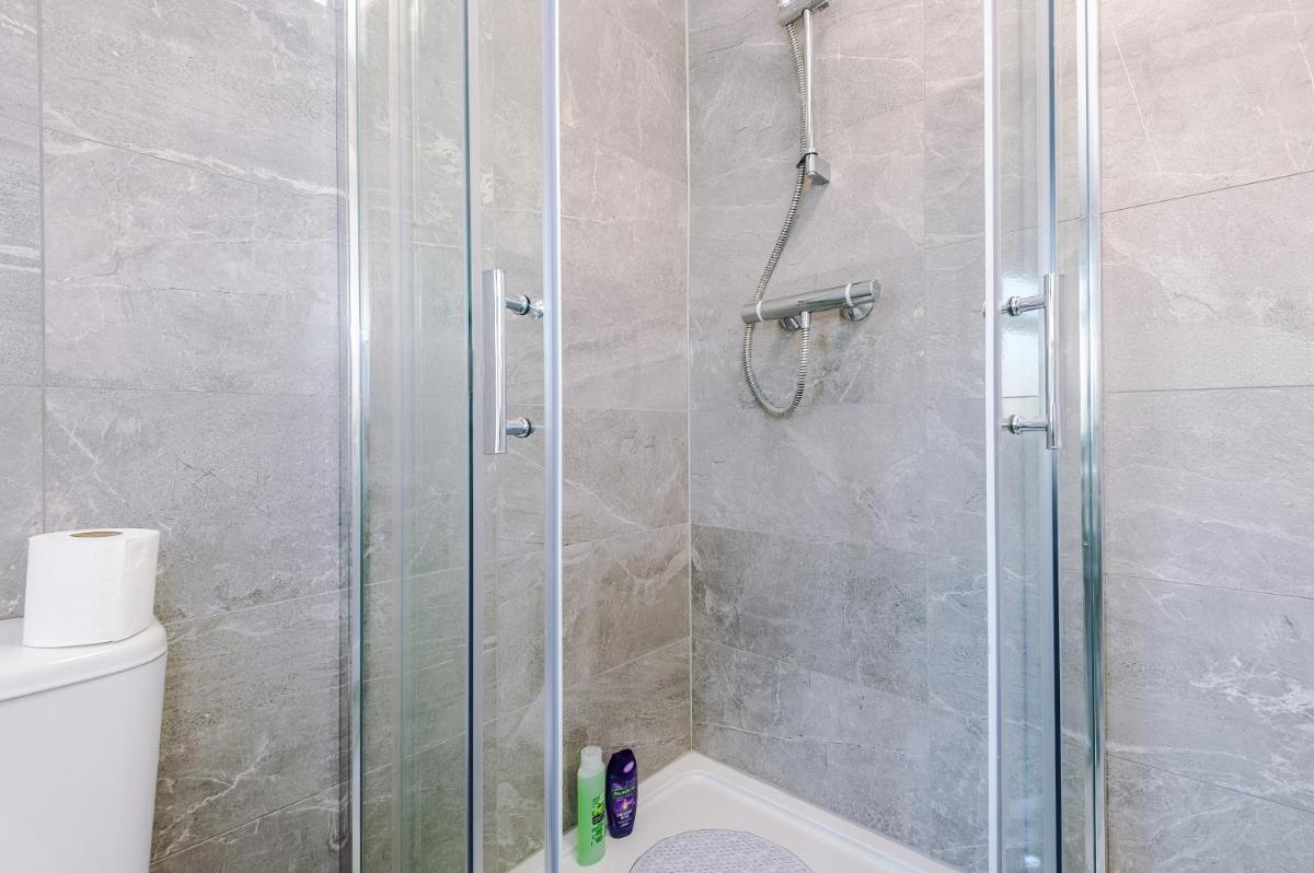 Spacious 4-Bedroom House in Skipton Sleeps 10 with Additional Lounge Sleeping - Housity