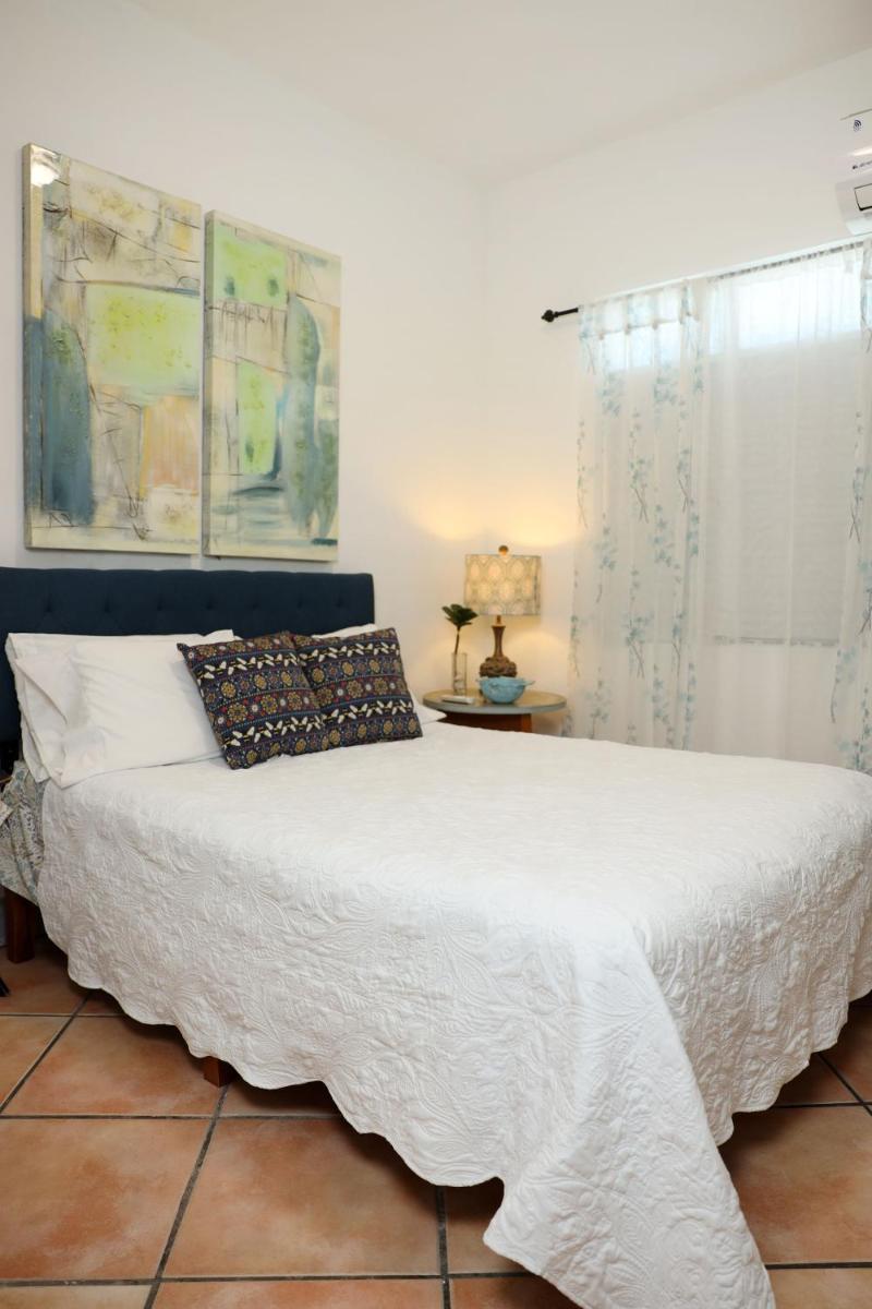One bedroom Apt 30 steps from prime beach generator parking included - Hizvo