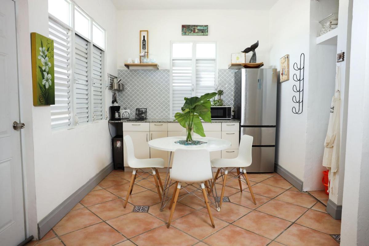 One bedroom Apt 30 steps from prime beach generator parking included - Hizvo