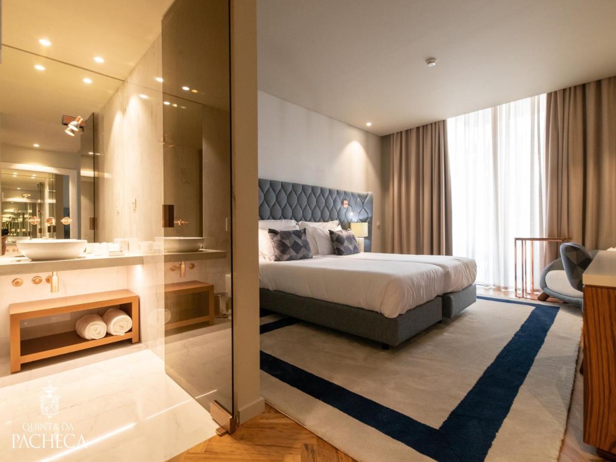um quarto de hotel com cama e banheiro em Pacheca The Wine House Hotel e Spa - Quinta da Pacheca em Lamego