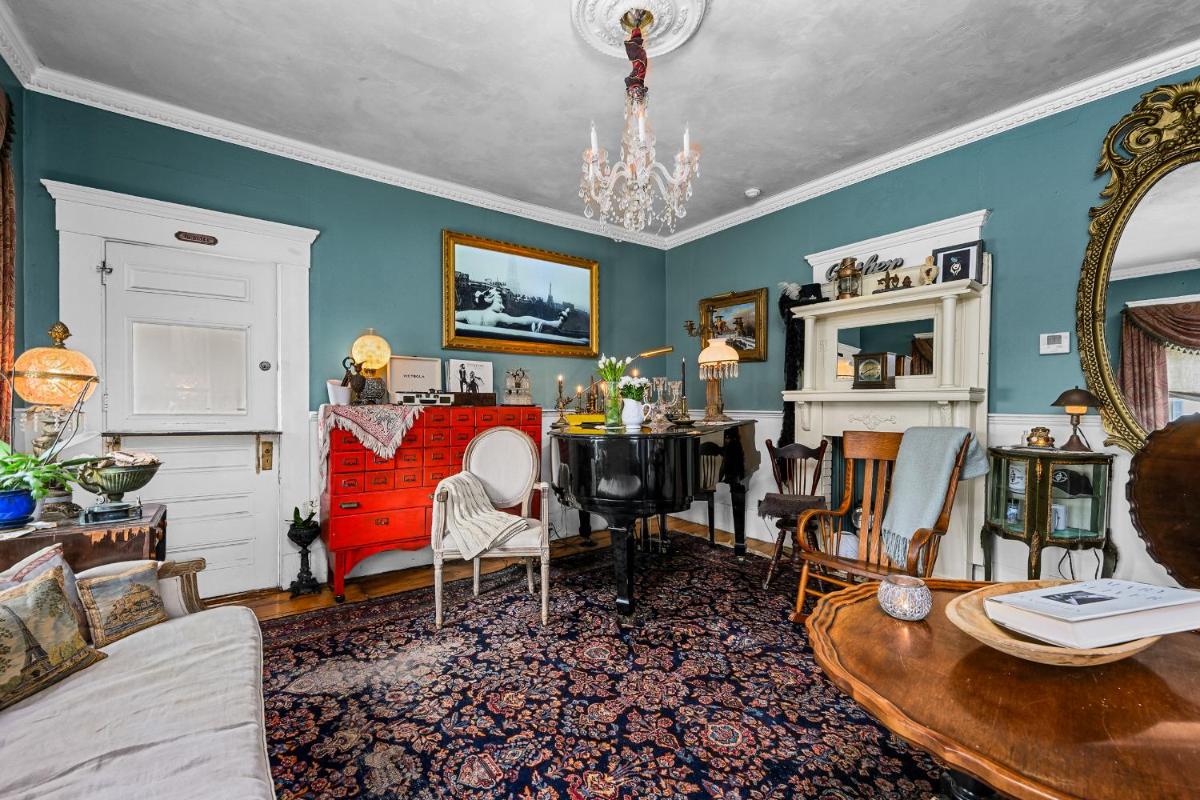 The Gaslamp Bed and Breakfast - Housity