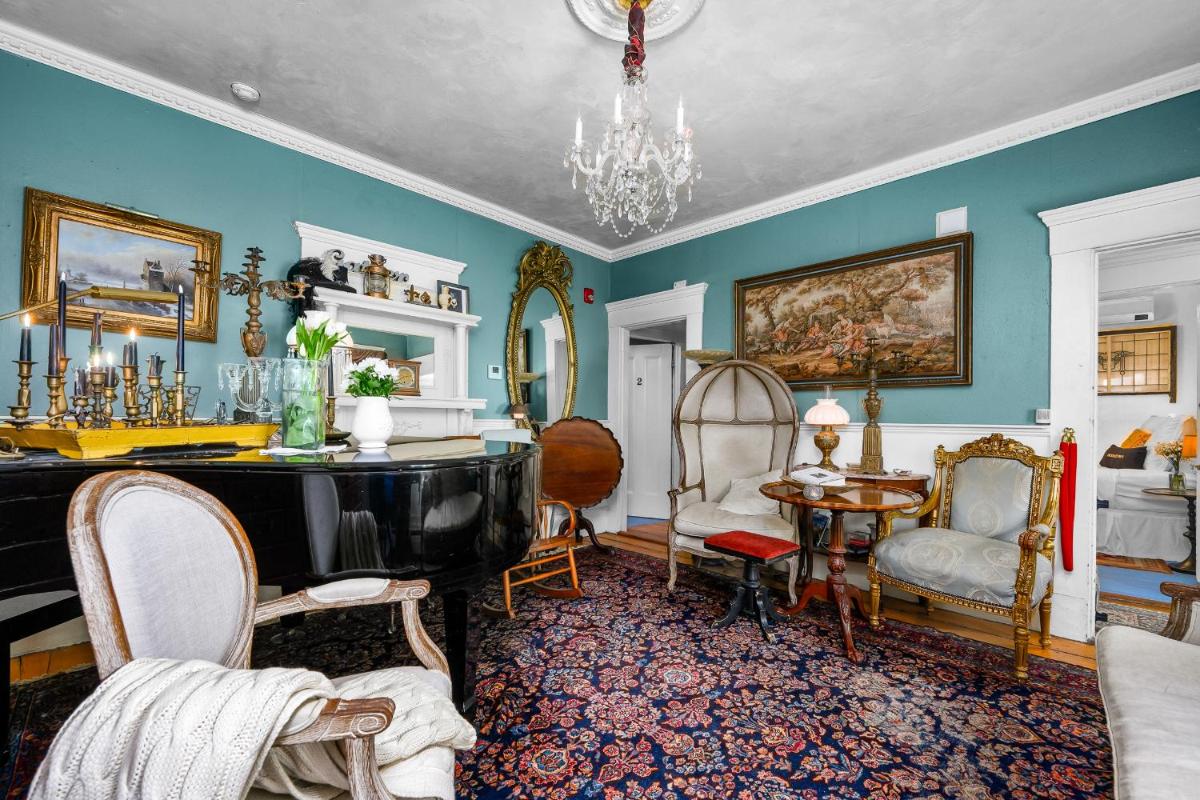 The Gaslamp Bed and Breakfast - Housity